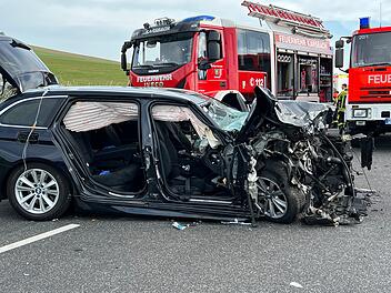 Autofahrer stirbt nach Kollision in Karsbach