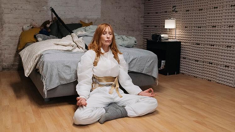 Evelyn Moser (Andrea Sawatzki) versucht es als Geisel mit Yoga.