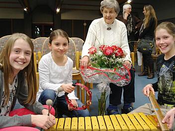 Gerda von Dieterich wurde von Maya Morper, Anne Jäger, Michéle Keßler und vielen weiteren Musikschülern nachträglich zu ihrem 90. Geburtstag mit einem Dankeschön-Konzert beschenkt. Foto: Stephanie Elm