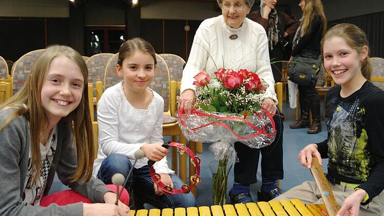 Gerda von Dieterich wurde von Maya Morper, Anne Jäger, Michéle Keßler und vielen weiteren Musikschülern nachträglich zu ihrem 90. Geburtstag mit einem Dankeschön-Konzert beschenkt. Foto: Stephanie Elm