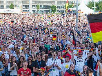 Fußball-Fans beim Public Viewing in Nürnberg. Foto: News5/Grundmann