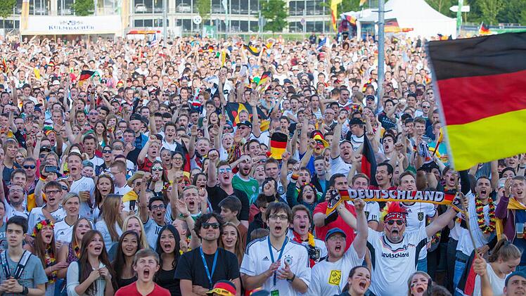 Fußball-Fans beim Public Viewing in Nürnberg. Foto: News5/Grundmann