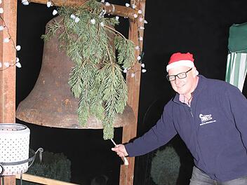Dieter Naser läutete den Benefiz-Weihnachtsmarkt in Leuchau ein. Die Vereine halfen bei der Veranstaltung kräftig mit. Fotos: Sonja Adam