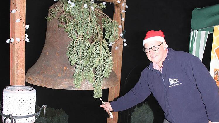 Dieter Naser läutete den Benefiz-Weihnachtsmarkt in Leuchau ein. Die Vereine halfen bei der Veranstaltung kräftig mit. Fotos: Sonja Adam
