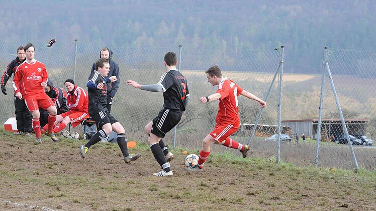 Gestolpert I: Vielleicht lag es auch an den schwierigen Platzverhältnissen, dass der SV Obererthal (rote Trikots) nach 34 Monaten mal wieder ein Heimspiel verlor beim 0:3 gegen den SC Diebach. Foto: Hopf