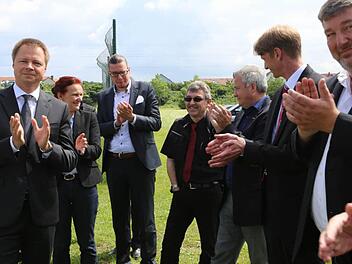 Beifall für eine gelungene Grundstücksfindung. Joachim Sperber feierte mit vielen Gästen zwischen Ohmstraße und Berliner Ring.  Fotos: Barbara Herbst Beifall für eine gelungene Grundstücksfindung. Joachim Sperber feierte mit vielen Gästen zwischen Ohmstraße und Berliner Ring.  Fotos: Barbara Herbst