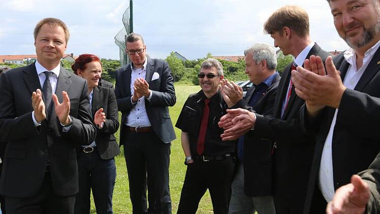 Beifall für eine gelungene Grundstücksfindung. Joachim Sperber feierte mit vielen Gästen zwischen Ohmstraße und Berliner Ring.  Fotos: Barbara Herbst Beifall für eine gelungene Grundstücksfindung. Joachim Sperber feierte mit vielen Gästen zwischen Ohmstraße und Berliner Ring.  Fotos: Barbara Herbst