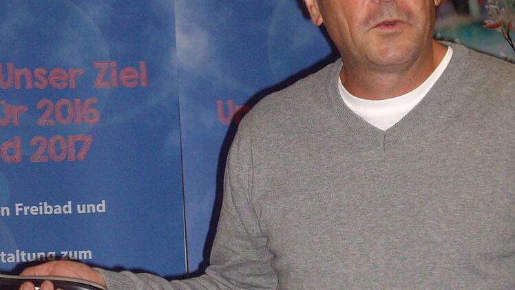 Andreas Gsänger, der 57-jährige Maschinenbauingenieur aus Autenhausen: "Als Kind ging ich schon immer sehr gerne baden. Deshalb liegt mir das Bad am Herzen." Foto: Lothar Weidner