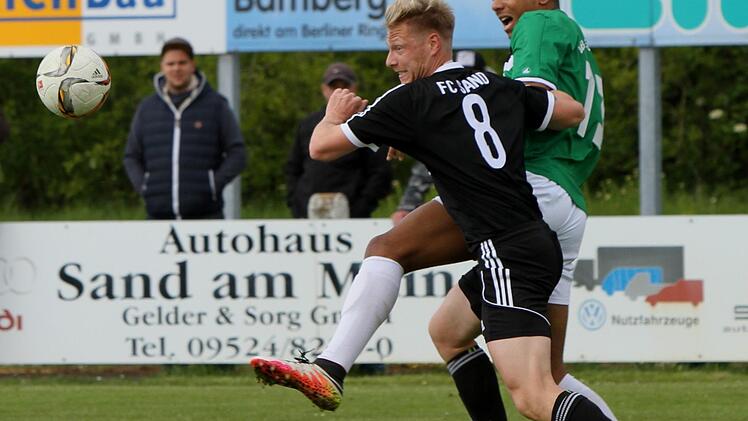 Mit Kampfeswillen stemmt sich der Sander Co-Trainer Stefan Nöthling (links) gegen den Eichstätter Kontrahenten.