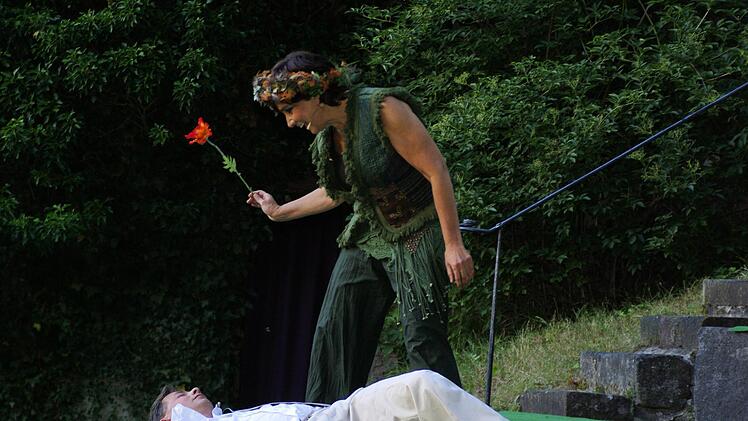 Hofnarr Puck (Elisabeth Lamprecht), von Elfenkönig Oberon beauftragt , erwischt den Falschen mit ihrer Liebesblume.                 Winfried Ehling