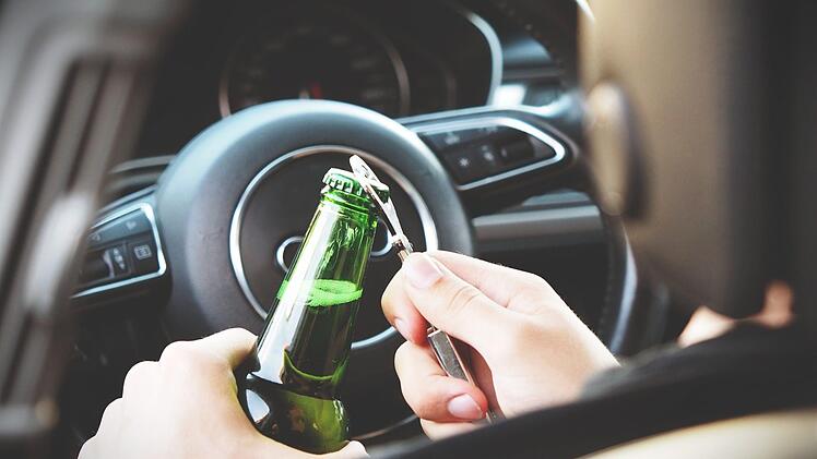 Auf dem Weg von Bamberg nach Bayreuth baute ein Betrunkener auf der A70 mehrere Unfälle. Erst bei Kasendorf konnte die Polizei ihn stoppen. Symbolfoto:  pixabay/StockSnap