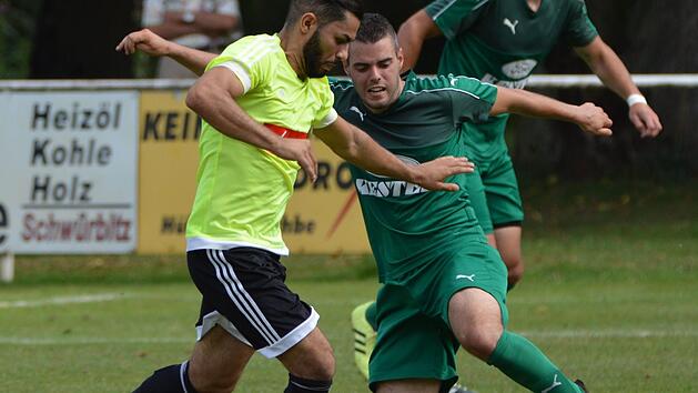 Viel Einsatz und Moral zeigt der TSV Marktzeuln in dieser Szene, in der Dominik Endres-Backert (rechts) versucht, den Sturmlauf des Ebersdorfers Tayfun Peker zu unterbinden. Diesen Willen braucht es auch im Spiel gegen den TSV Meeder, der aktuell &uuml;berraschend auf Platz 3 der Tabelle steht. Foto: Gunther Czepera