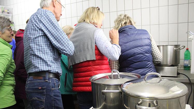 Adelgunde Gagel (r.) ließ sich beim Kochen sicher gerne über die Schulter schauen - auch bei sparsameren Platzverhältnissen.