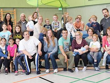 Sophie Schmidt (untere Reihe, Dritte von rechts) inmitten der vielen Teilnehmer der Mutter-Kind-Gruppe Foto: Thomas Marquardt