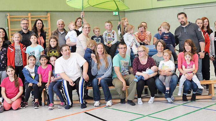 Sophie Schmidt (untere Reihe, Dritte von rechts) inmitten der vielen Teilnehmer der Mutter-Kind-Gruppe Foto: Thomas Marquardt