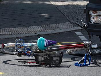 Im Landkreis Bamberg wurde am Mittwochabend ein zw&ouml;lfj&auml;hriger Junge schwer verletzt, als er von einer Autofahrerin frontal erfasst wurde und mit seinem Rad st&uuml;rzte. Symbolfoto: Paul Zinken/dpa
