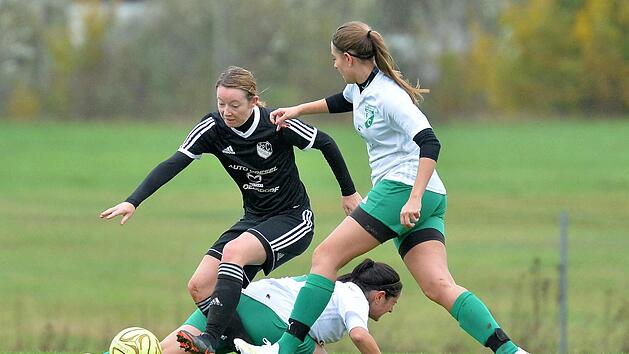 Jana Scheidig (li.) und der SC Adelsdorf brachten am vergangenen Wochenende die Ezelsdorfer Reserve zu Fall, die nun Tabellenführer Lonnerstadt schlug, und legten in Effeltrich einen 3:0-Sieg nach. Foto: Picturedreams