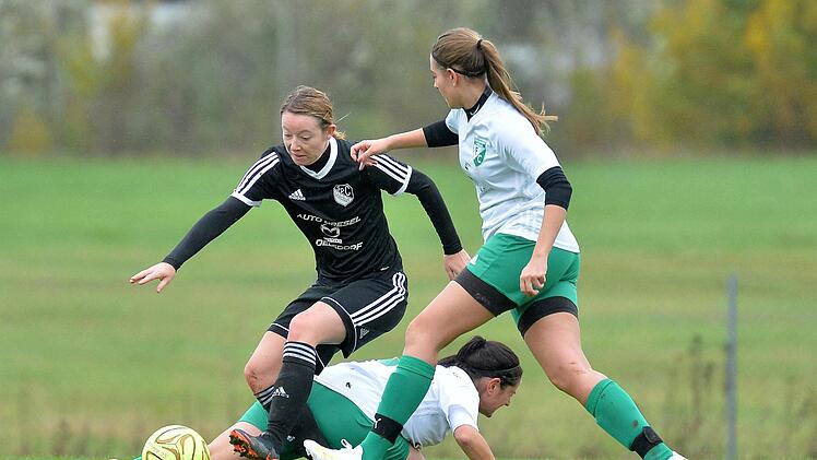 Jana Scheidig (li.) und der SC Adelsdorf brachten am vergangenen Wochenende die Ezelsdorfer Reserve zu Fall, die nun Tabellenführer Lonnerstadt schlug, und legten in Effeltrich einen 3:0-Sieg nach. Foto: Picturedreams