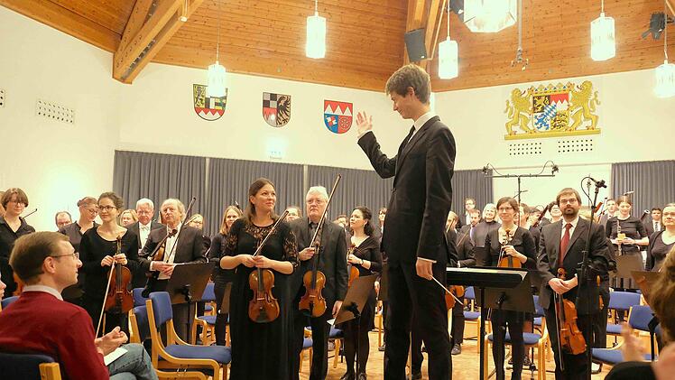Dirigenten Felix Mildenberger bescheinigt den Musikern eine Wahnsinnsenergie".Gerd Schaar