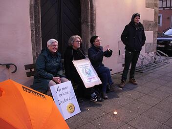 Überschaubar war der Kreis der Demonstranten, die vergangenen Donnerstag auf dem Münnerstädter Marktplatz erstmals gegen Altersmut demonstrierten. Heike Beudert