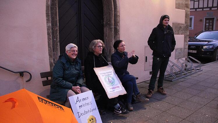 Überschaubar war der Kreis der Demonstranten, die vergangenen Donnerstag auf dem Münnerstädter Marktplatz erstmals gegen Altersmut demonstrierten. Heike Beudert