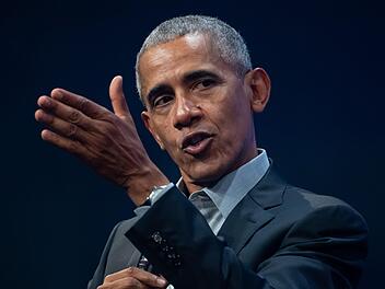 Barack Obama, ehemaliger Präsident der USA, während seiner Eröffnungsrede auf der Bühne des Unternehmensgründer- und Investorentreffens "Bits & Pretzels" in München.Foto:  Sven Hoppe, dpa