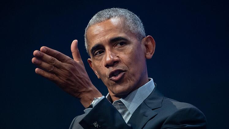 Barack Obama, ehemaliger Präsident der USA, während seiner Eröffnungsrede auf der Bühne des Unternehmensgründer- und Investorentreffens "Bits & Pretzels" in München.Foto:  Sven Hoppe, dpa
