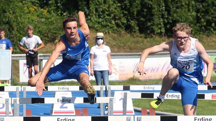 Niklas Amthor (links) vom TSV Bad Kissingen verpasste über die 80 Meter Hürden als Vierter knapp die Medaille, die er sich dann Rang drei über die 300 Meter Hürden doch noch sicherte. Foto: Reinhold Nürnberger