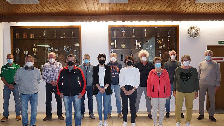 Ehrungen für 25 und 40 Jahre Mitgliedschaft im Verein standen beim SV Riedenberg  an. Foto: Marion Eckert