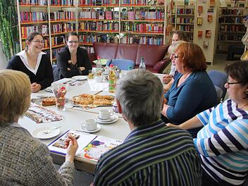 Die Vertreter der Verbunds-Bibliotheken Moewe zelebrieren bei der Vorstellung ihres Programmheftes selbst, was sie ihrem Publikum in den nächsten zwei Monaten bieten wollen: Eine Bücherei bietet viel mehr als eine Auswahl an Büchern, DVDs, Zeitschriften... Foto: Sarah Dann