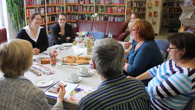 Die Vertreter der Verbunds-Bibliotheken Moewe zelebrieren bei der Vorstellung ihres Programmheftes selbst, was sie ihrem Publikum in den nächsten zwei Monaten bieten wollen: Eine Bücherei bietet viel mehr als eine Auswahl an Büchern, DVDs, Zeitschriften... Foto: Sarah Dann
