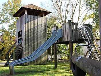 Das große Spielhaus war bei der Inspektion einer der Hauptkritikpunkte. Der Spielplatz in Welschenkahl ist vor 16 Jahren von den Bewohnern in Eigenleistung erstellt worden. Foto: Katharina Müller-Sanke