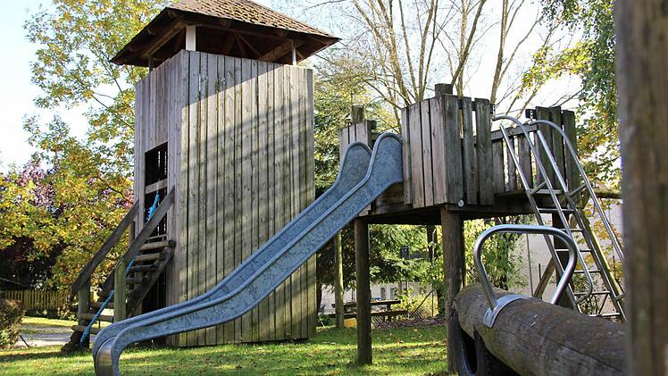 Das große Spielhaus war bei der Inspektion einer der Hauptkritikpunkte. Der Spielplatz in Welschenkahl ist vor 16 Jahren von den Bewohnern in Eigenleistung erstellt worden. Foto: Katharina Müller-Sanke