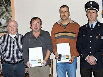 Bürgermeister Karl-Heinz Kandler mit Armin Schlereth und Klaus Wissendheit sowie Kommandant Denis Ducke (von links). Foto: G. Geiling