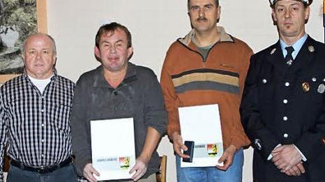 Bürgermeister Karl-Heinz Kandler mit Armin Schlereth und Klaus Wissendheit sowie Kommandant Denis Ducke (von links). Foto: G. Geiling