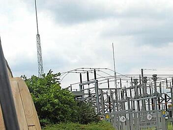 Elektrotechnik ist quasi überall, im großen Bereich wie hier in einem Umspannwerk, wie auch im kleinen etwa im Haushalt. Als Elektroniker brauchen sich die von der Elektroinnung Haßberge verabschiedeten ehemaligen Auszubildenden kaum Sorgen um die berufliche Zukunft machen. Foto: Panzer/Archiv