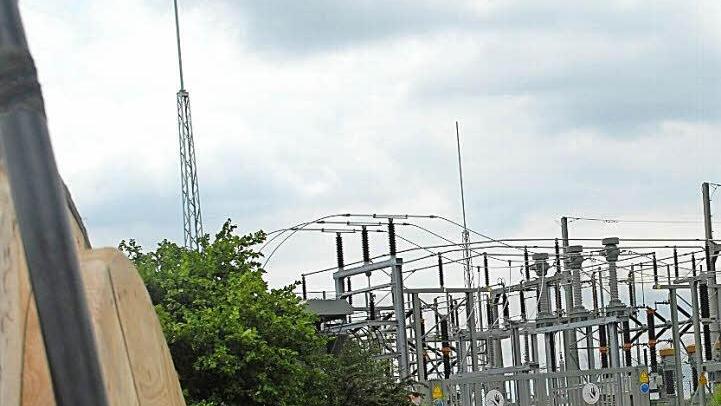 Elektrotechnik ist quasi überall, im großen Bereich wie hier in einem Umspannwerk, wie auch im kleinen etwa im Haushalt. Als Elektroniker brauchen sich die von der Elektroinnung Haßberge verabschiedeten ehemaligen Auszubildenden kaum Sorgen um die berufliche Zukunft machen. Foto: Panzer/Archiv