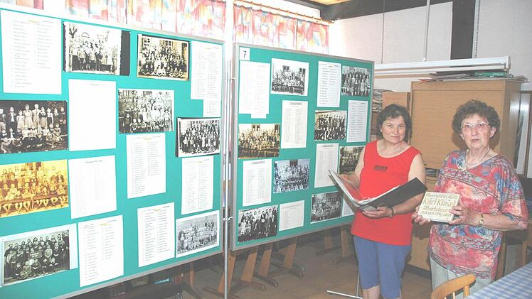 Vorsitzende Heidi Flachsenberger und ihre Stellvertreterin Gerda Wenzlow (von links) bei der Vorbereitung einer Ausstellung Foto: Schmidt
