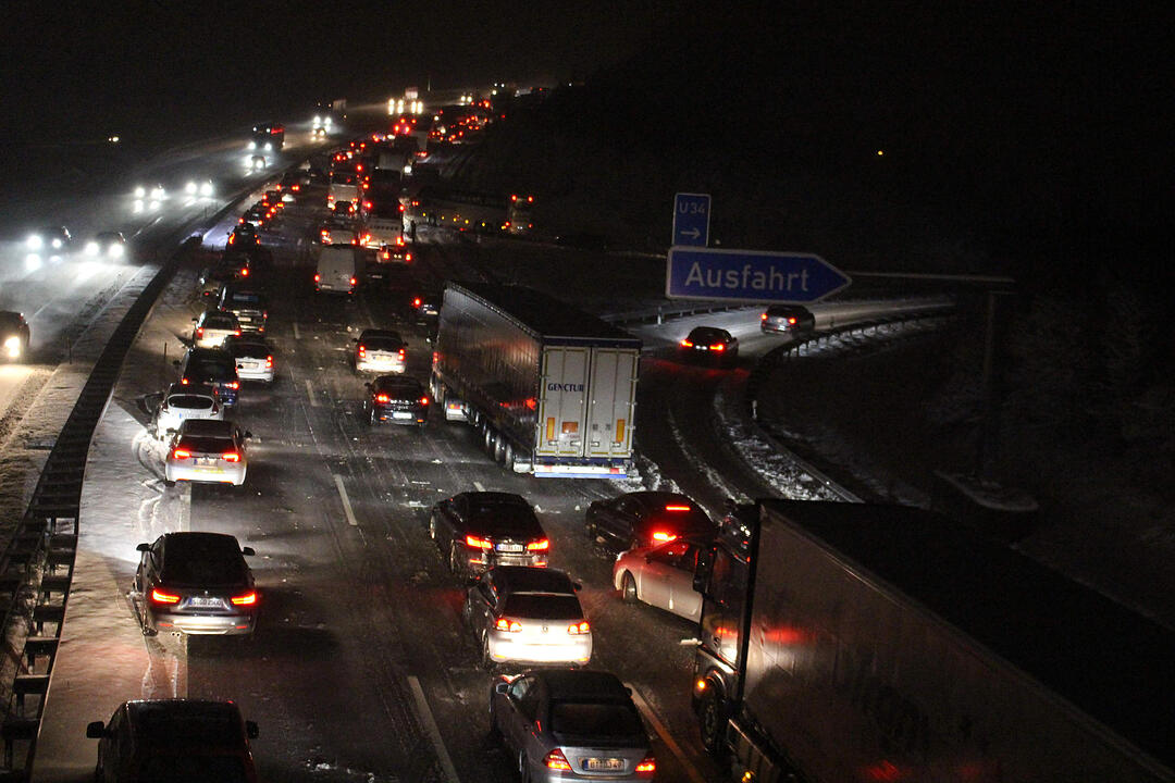 Schneechaos legt A9 lahm