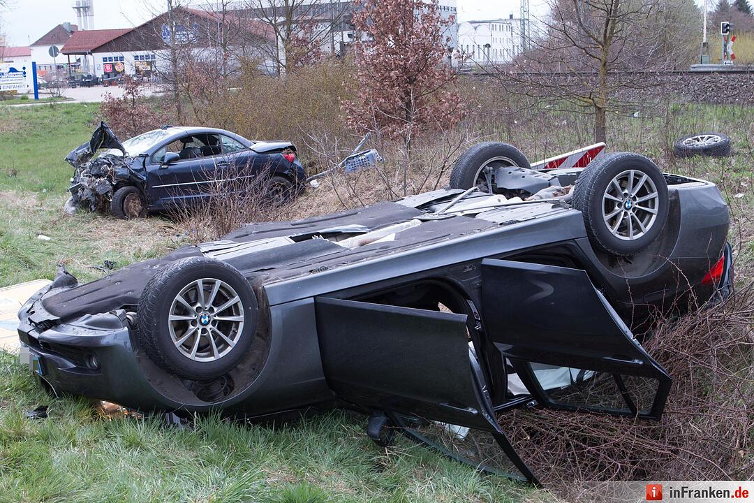 Bei einem schweren Verkerhrsunfall in Gunzenhausen haben sich vier Menschen teilweise schwer verletzt.