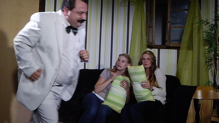 Frank St&ouml;cker mit Annika Schott und Tanja Herrmannnsd&ouml;rfer. Foto: Horst Wunner