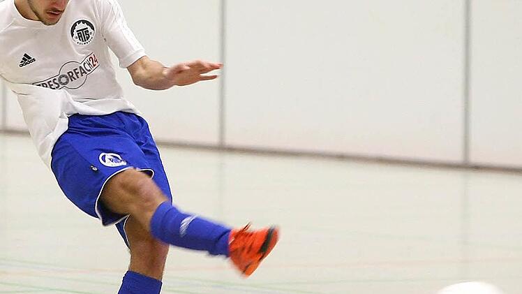 ATS-Akteur Dorian Carl bringt einen Freistoß gefährlich auf das VfB-Tor. Foto: Monika Limmer
