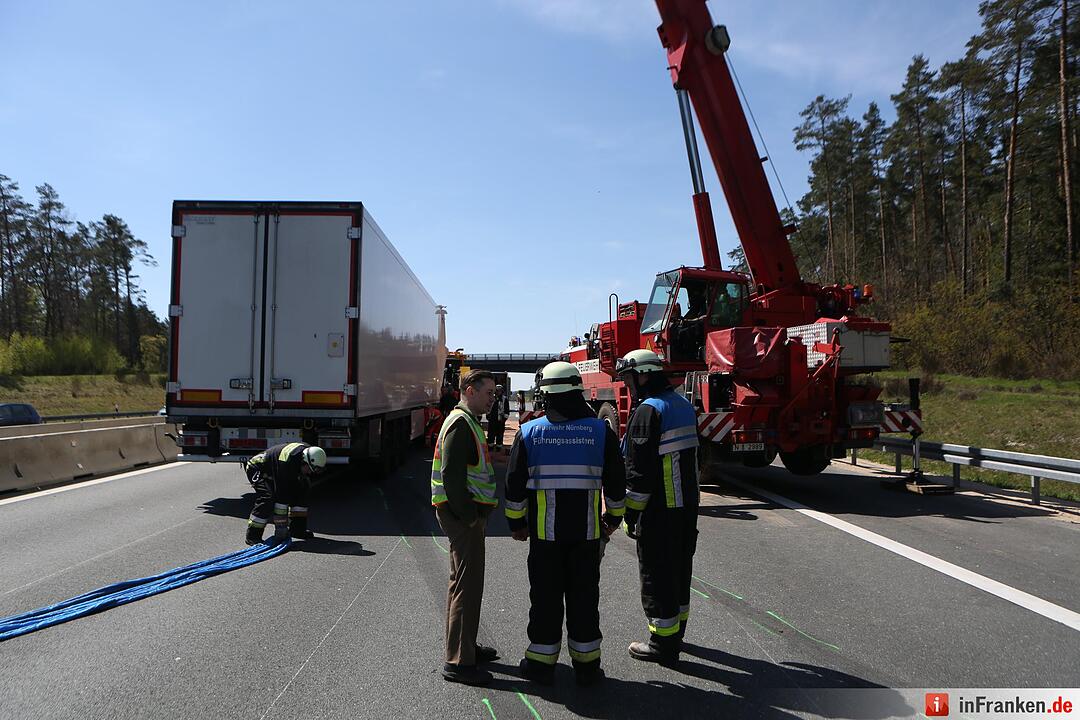 Nürnberg: Lkw-Fahrer verletzt - Container blockiert die A6