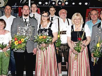 Das K&ouml;nigshaus der Zimmerstutzen-Sch&uuml;tzengesellschaft mit B&uuml;rgermeister Robert H&uuml;mmer (Dritter von rechts) und den Vorstandsmitgliedern  Fotos: Dieter Radziej