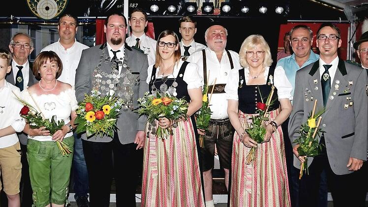 Das K&ouml;nigshaus der Zimmerstutzen-Sch&uuml;tzengesellschaft mit B&uuml;rgermeister Robert H&uuml;mmer (Dritter von rechts) und den Vorstandsmitgliedern  Fotos: Dieter Radziej