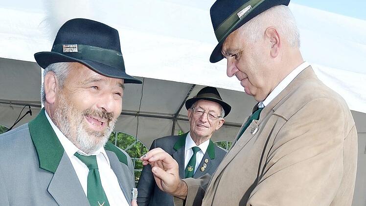 Wolfgang Bergmann (re.) steckt Michael Staar das Protektoratsabzeichen des BSSB an.