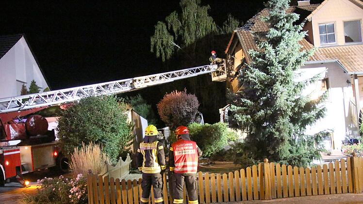 Am frühen Donnerstagmorgen stand ein Wohnhaus im Kreis Coburg in Flammen. Derzeit ist das Haus unbewohnbar. Foto: Michael Stelzner