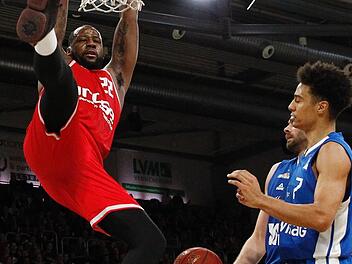 Per Dunking vollstreckt der starke Cliff Alexander. Die Frankfurter Tyler Larson und Shawn Huff (rechts) schauen zu.  Foto: Daniel Löb