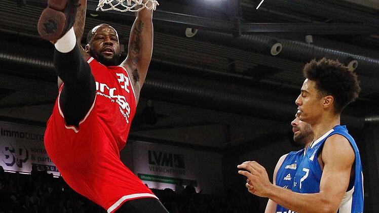 Per Dunking vollstreckt der starke Cliff Alexander. Die Frankfurter Tyler Larson und Shawn Huff (rechts) schauen zu.  Foto: Daniel Löb