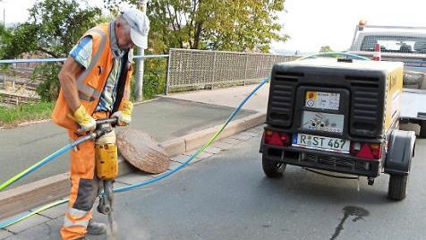 Auch die Kanalschächte und Wasserschieber werden freigelegt und auf das künftige Straßenniveau angehoben.  Fotos: Werner Reißaus